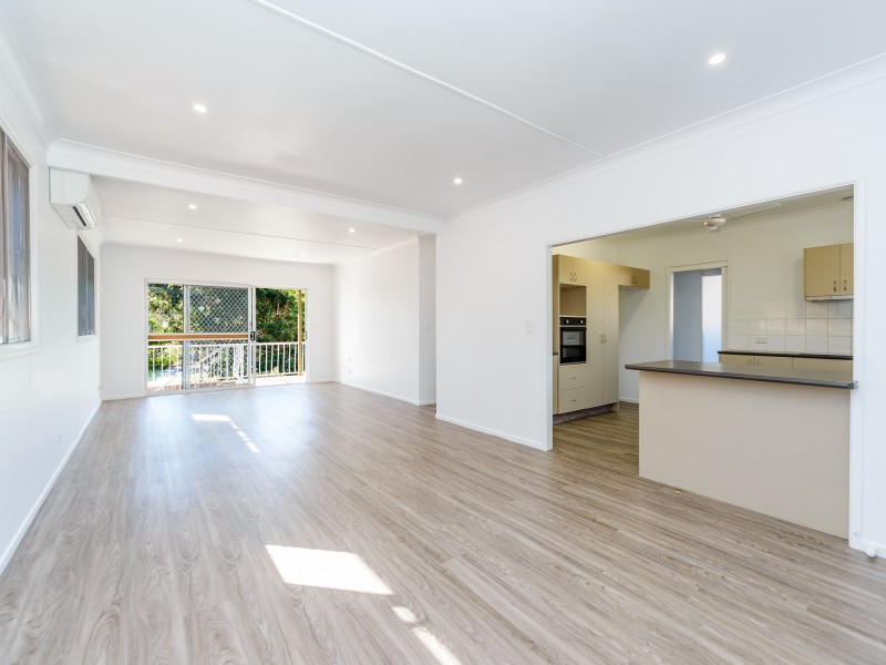 4 Falkinder Avenue, Paradise Point QLD 4216