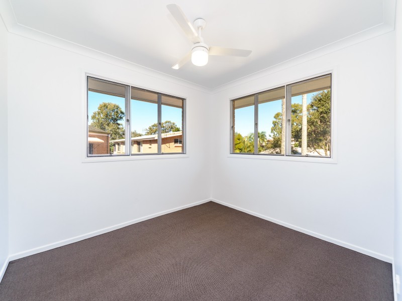 4 Falkinder Avenue, Paradise Point QLD 4216