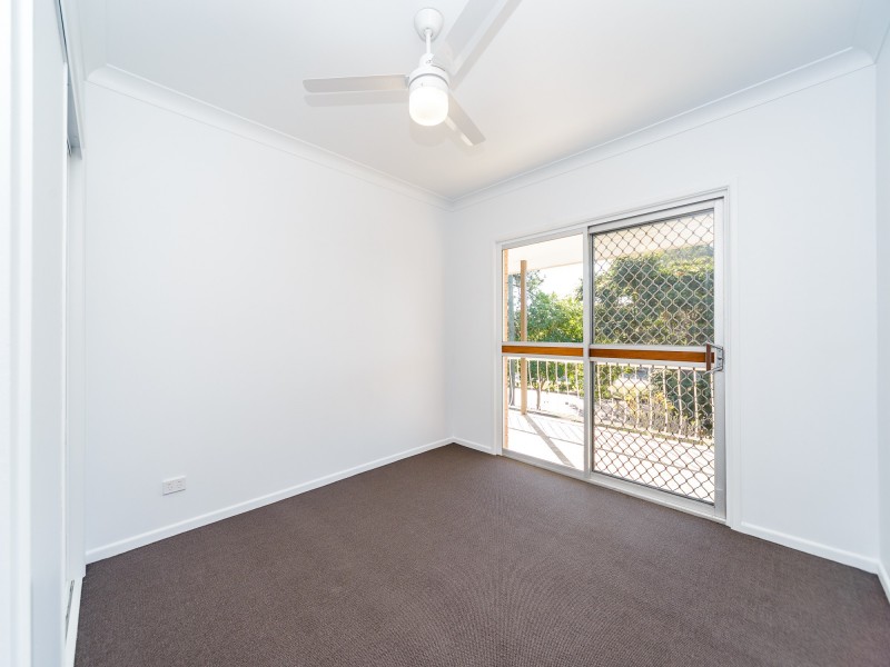 4 Falkinder Avenue, Paradise Point QLD 4216