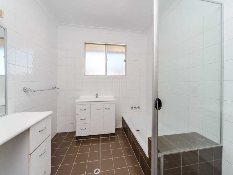 4 Falkinder Avenue, Paradise Point QLD 4216