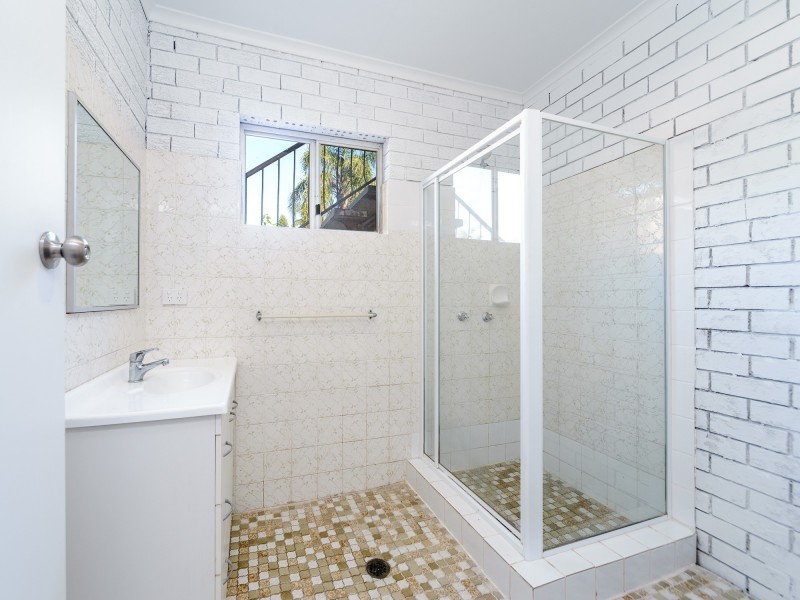 4 Falkinder Avenue, Paradise Point QLD 4216