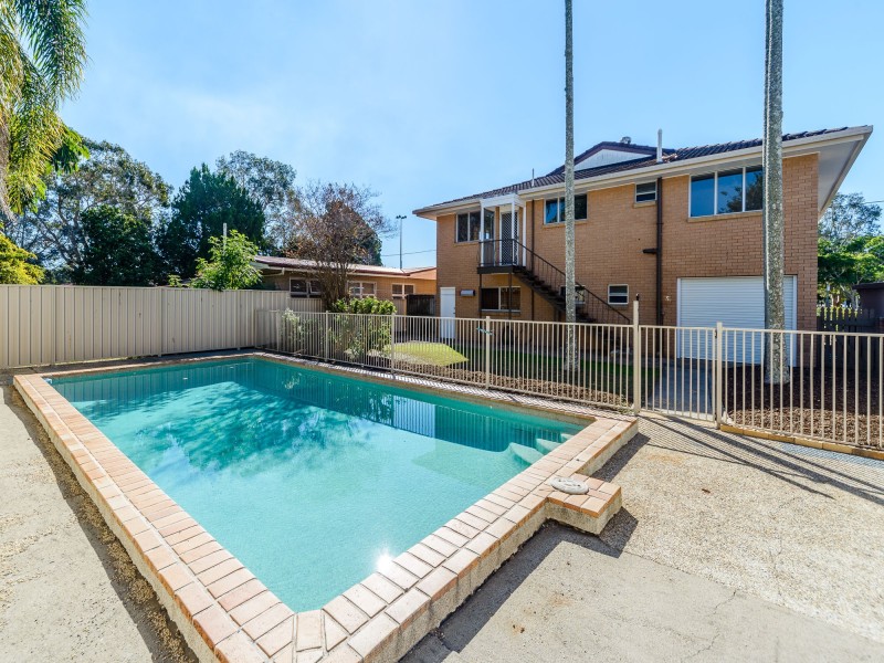 4 Falkinder Avenue, Paradise Point QLD 4216