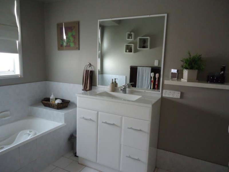 1/18 Annette Court, Labrador QLD 4215