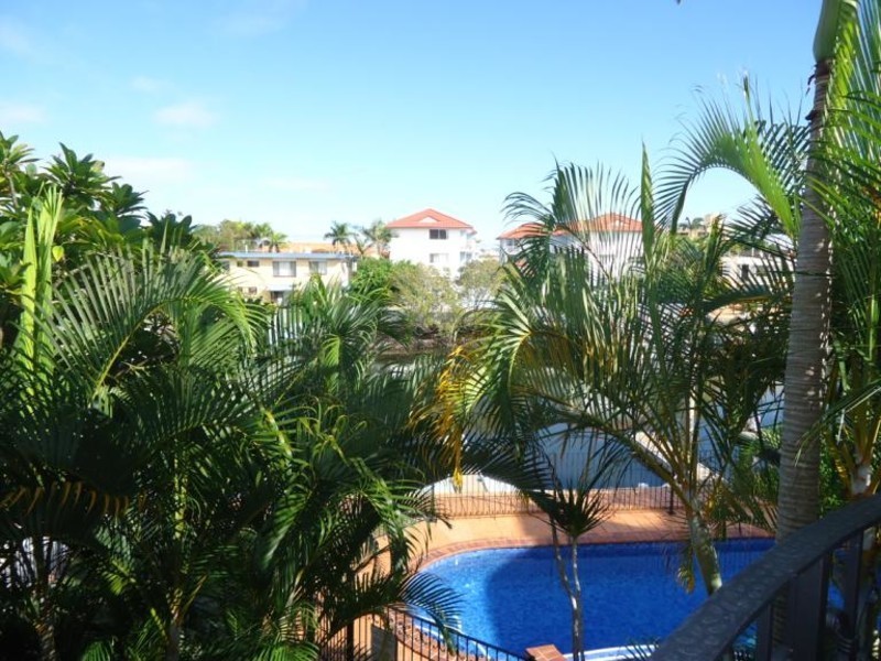 9/12 Canal Avenue, Runaway Bay QLD 4216