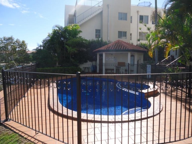 9/12 Canal Avenue, Runaway Bay QLD 4216
