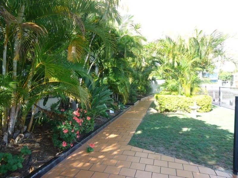 9/12 Canal Avenue, Runaway Bay QLD 4216