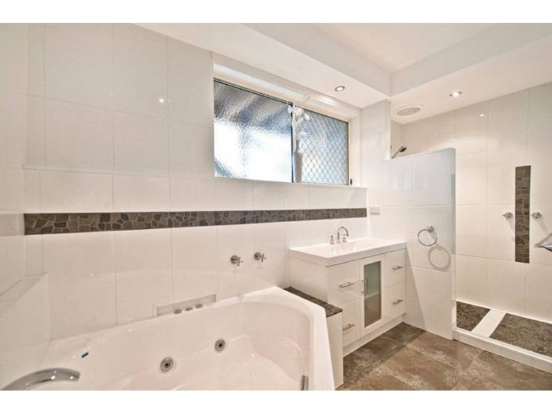24 Killowill Avenue, Paradise Point QLD 4216