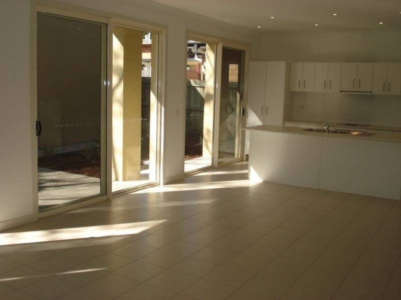 2/98 Imperial Parade, Labrador QLD 4215