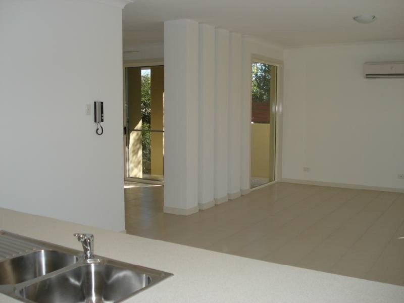 2/98 Imperial Parade, Labrador QLD 4215