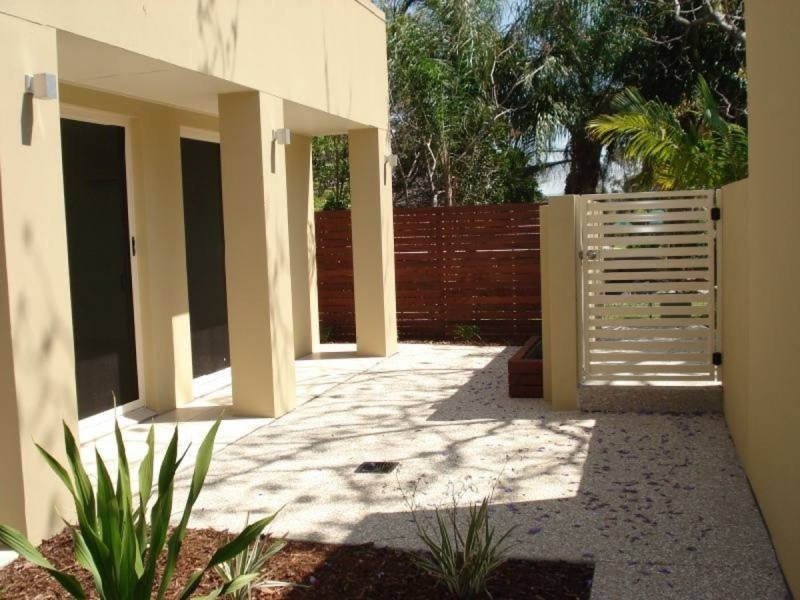 2/98 Imperial Parade, Labrador QLD 4215