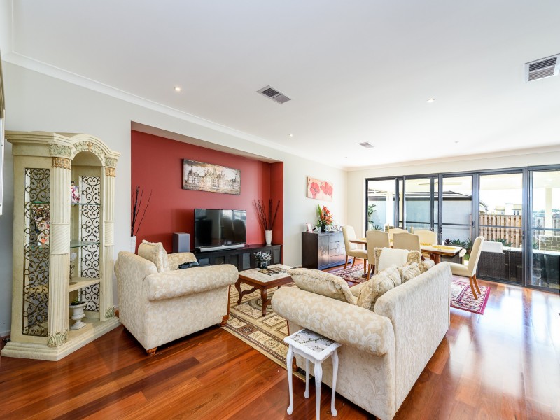 12 Grant Avenue, Hope Island QLD 4212