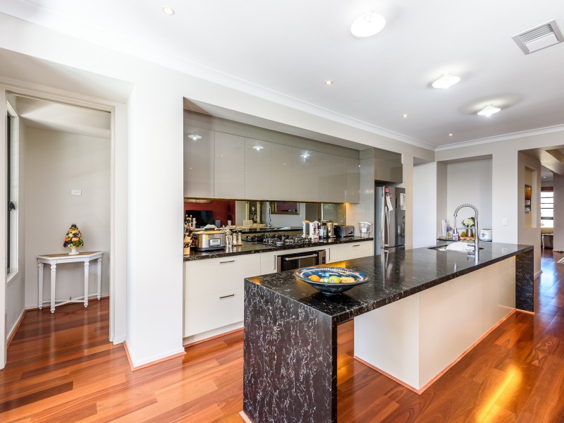 12 Grant Avenue, Hope Island QLD 4212