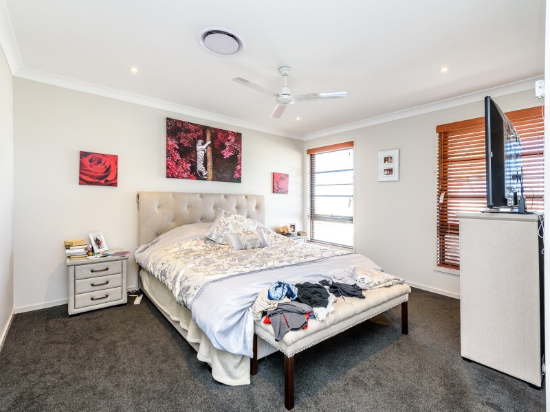 12 Grant Avenue, Hope Island QLD 4212