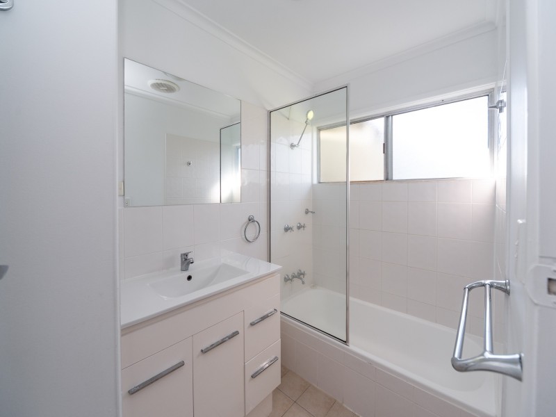 13 Milton Avenue, Paradise Point QLD 4216