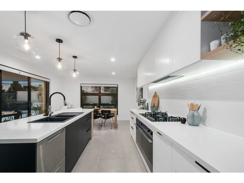 29 Shoveller Avenue, Paradise Point QLD 4216