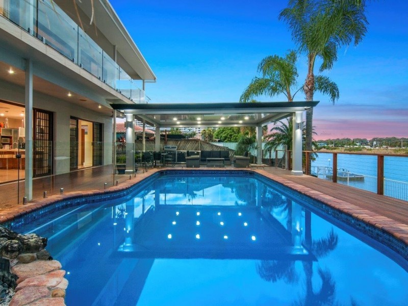 8 Anchorage Way, Biggera Waters QLD 4216