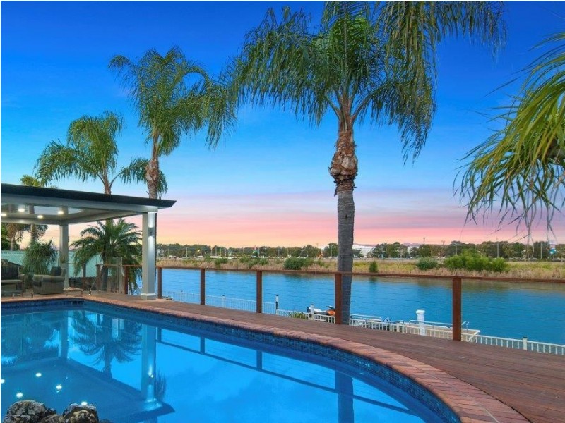 8 Anchorage Way, Biggera Waters QLD 4216