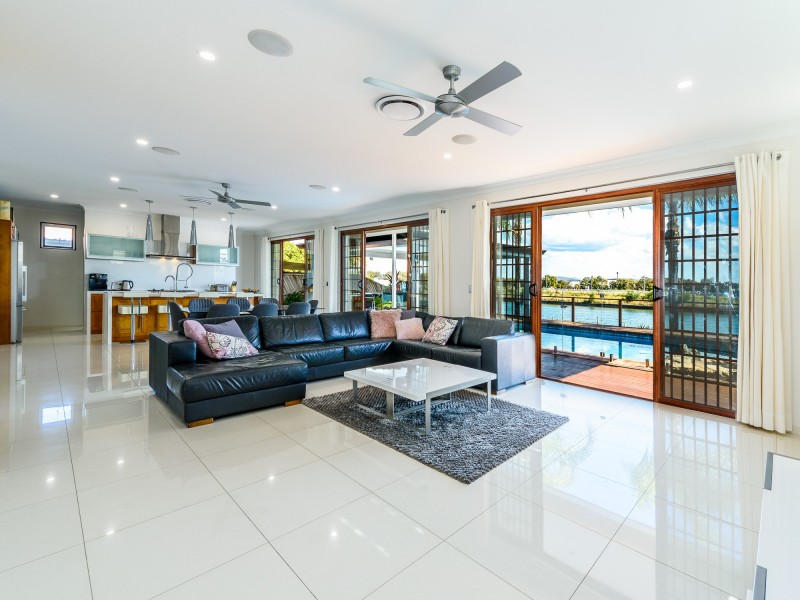 8 Anchorage Way, Biggera Waters QLD 4216