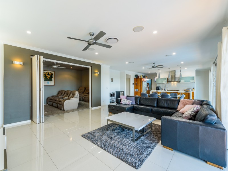 8 Anchorage Way, Biggera Waters QLD 4216