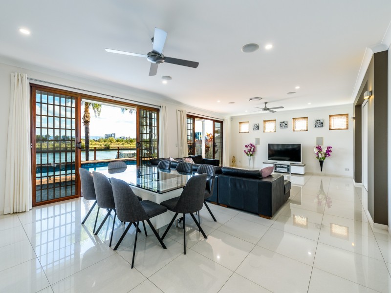 8 Anchorage Way, Biggera Waters QLD 4216