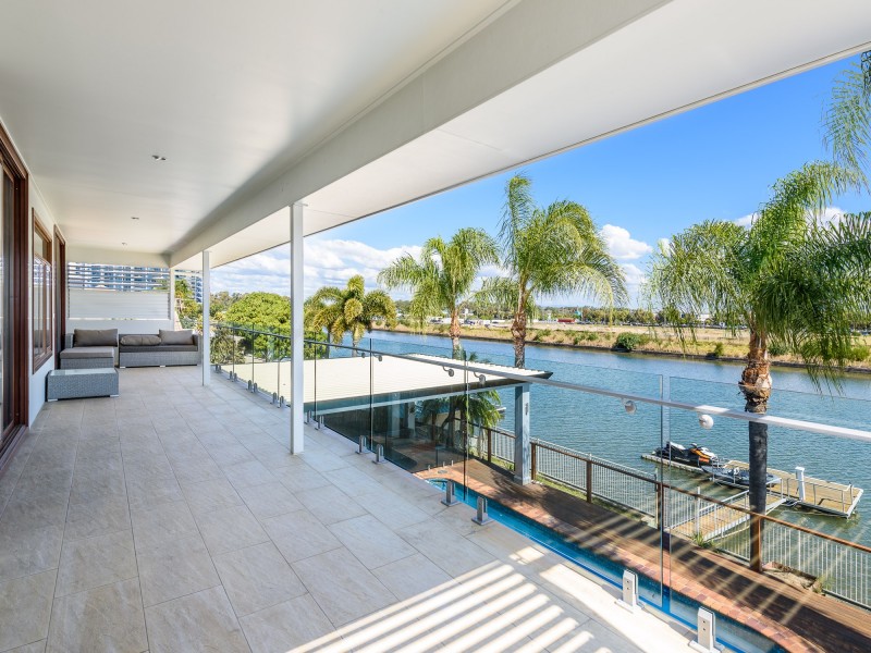 8 Anchorage Way, Biggera Waters QLD 4216