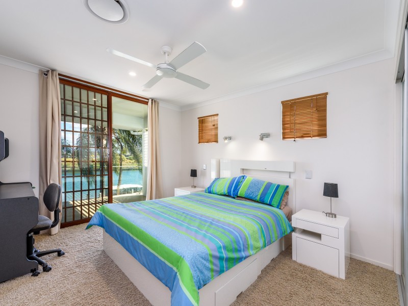 8 Anchorage Way, Biggera Waters QLD 4216