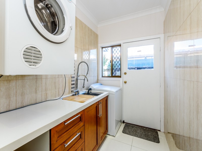 8 Anchorage Way, Biggera Waters QLD 4216