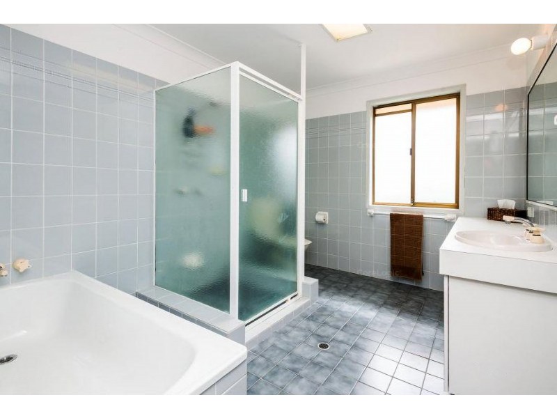 37 Tradewinds Avenue, Paradise Point QLD 4216