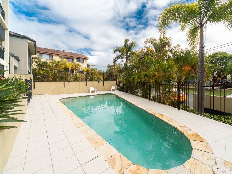 11/4 Oleander Avenue, Biggera Waters QLD 4216