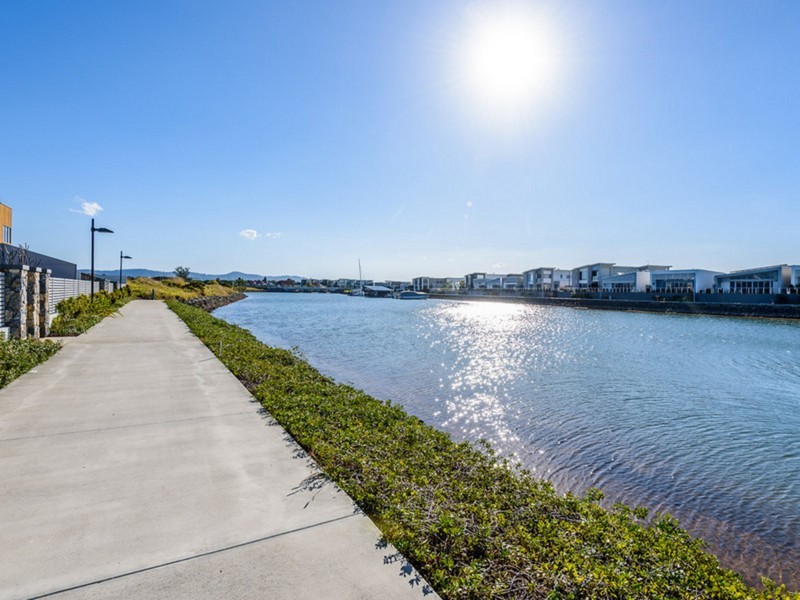 26 Waters Close, Hope Island QLD 4212