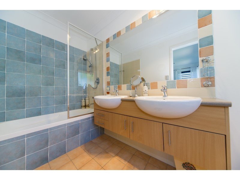 2/25 Ashbourne Terrace, Biggera Waters QLD 4216