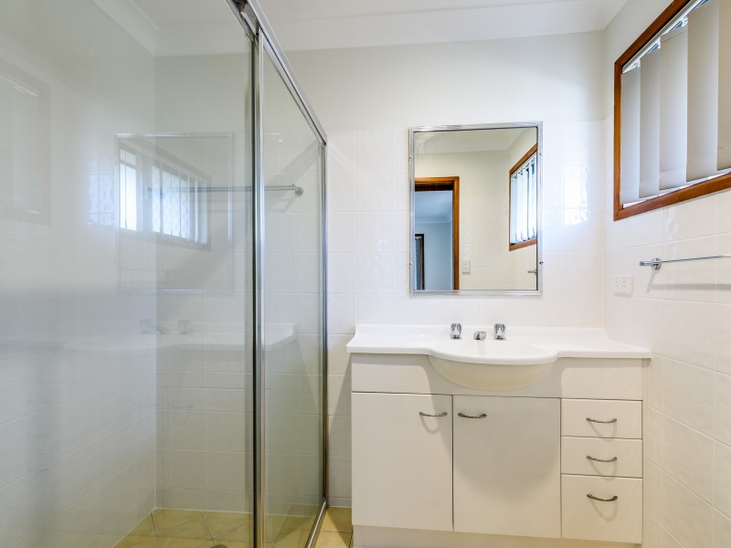 9 Blaxland Avenue, Paradise Point QLD 4216
