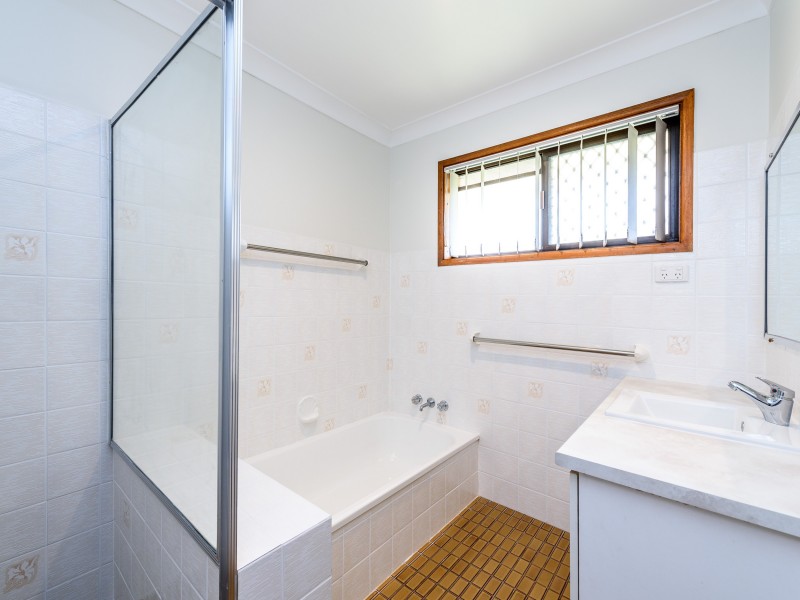 9 Blaxland Avenue, Paradise Point QLD 4216