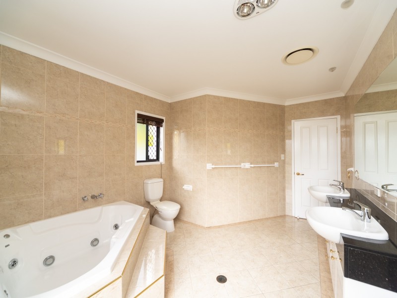 69 Arun Drive, Arundel QLD 4214