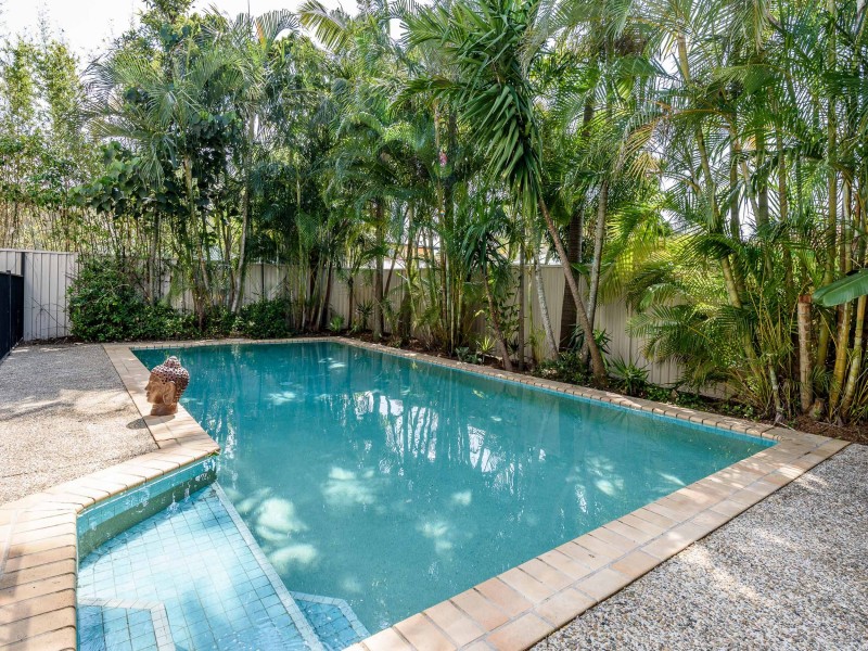 11 Plover Avenue, Paradise Point QLD 4216