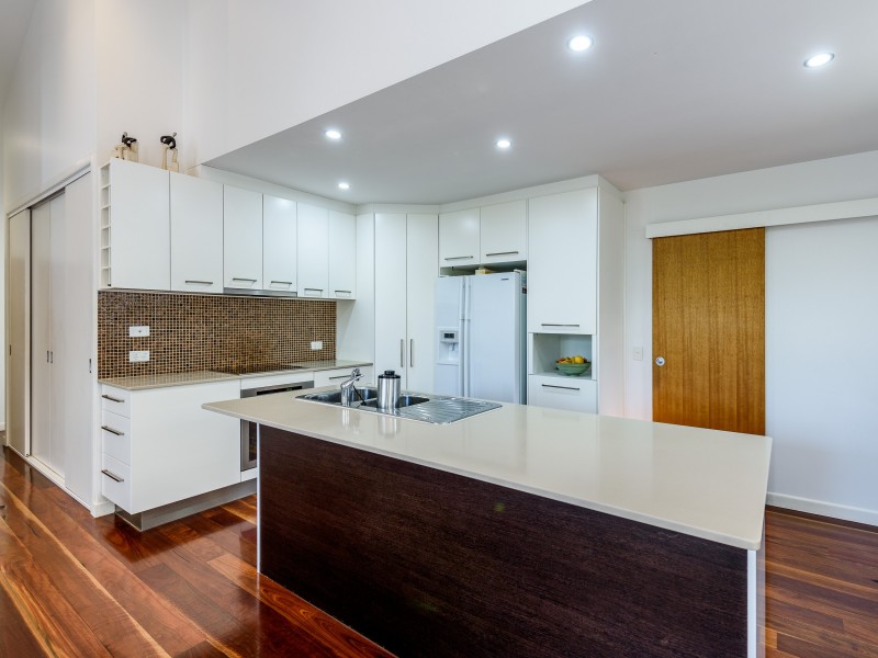 11 Plover Avenue, Paradise Point QLD 4216