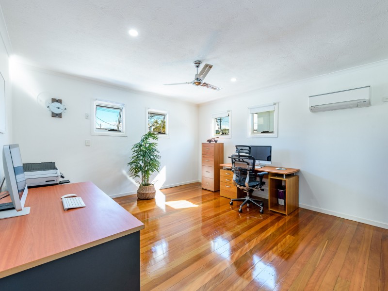 11 Plover Avenue, Paradise Point QLD 4216