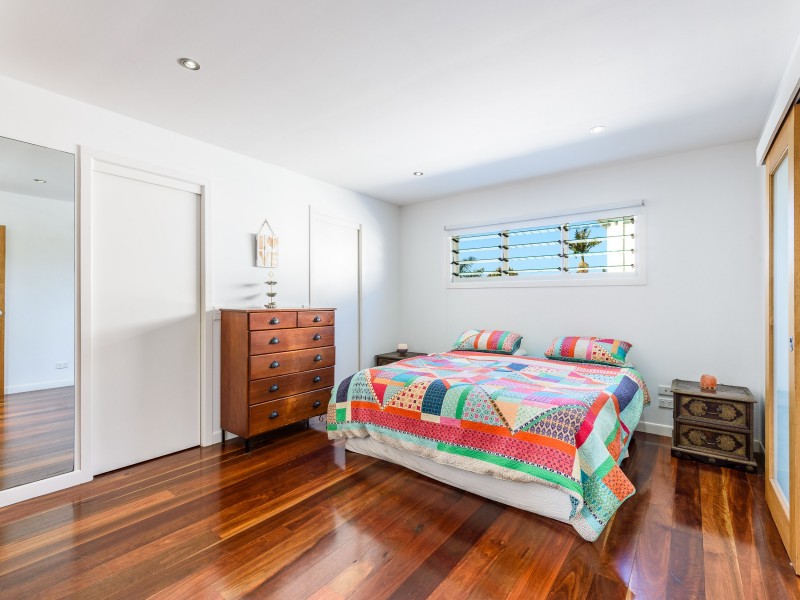 11 Plover Avenue, Paradise Point QLD 4216