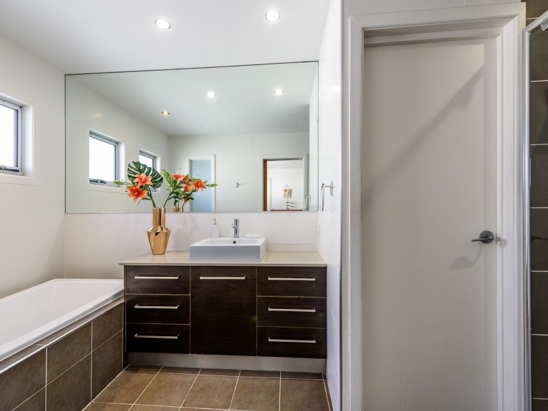 11 Plover Avenue, Paradise Point QLD 4216