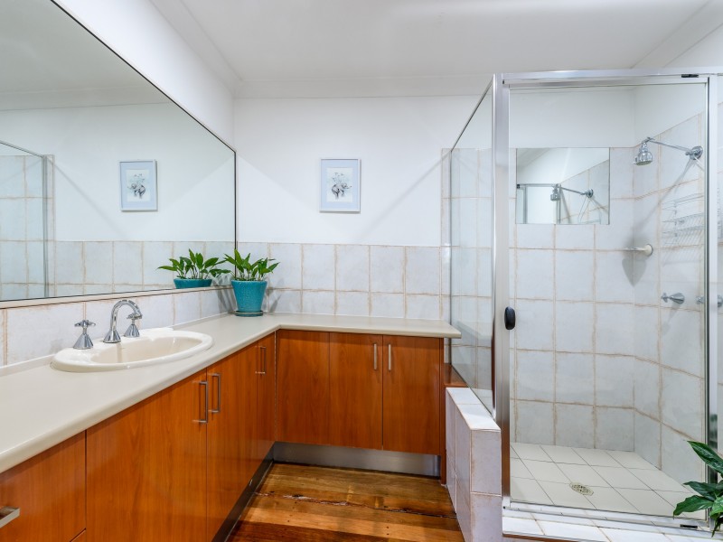 11 Plover Avenue, Paradise Point QLD 4216