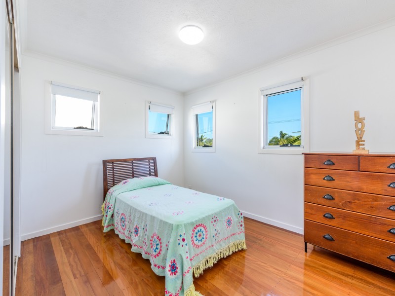 11 Plover Avenue, Paradise Point QLD 4216