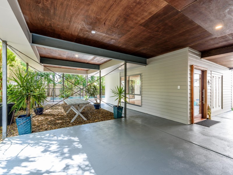 11 Plover Avenue, Paradise Point QLD 4216