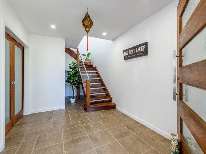 11 Plover Avenue, Paradise Point QLD 4216