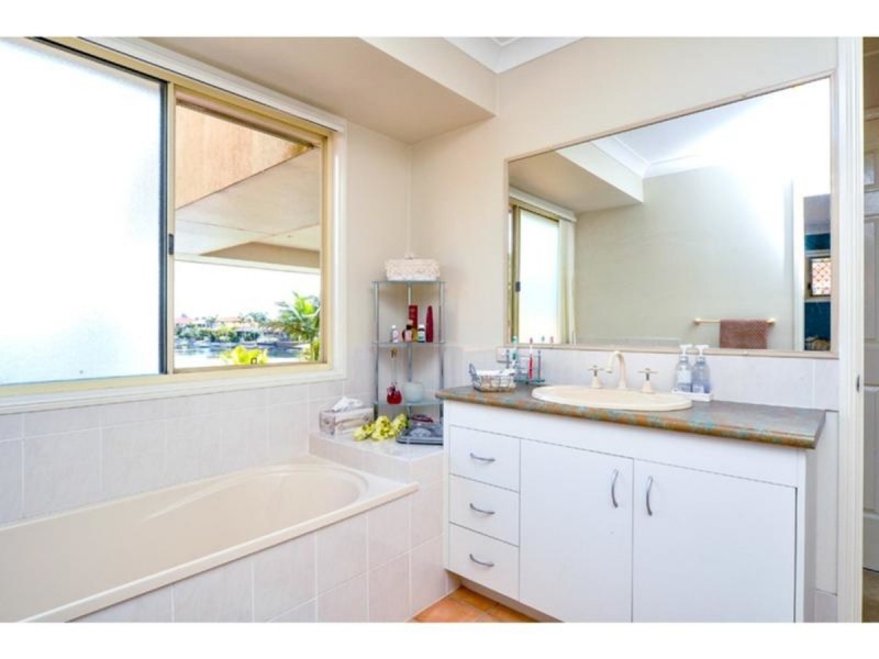 9 Oyster Cove Promenade, Helensvale QLD 4212