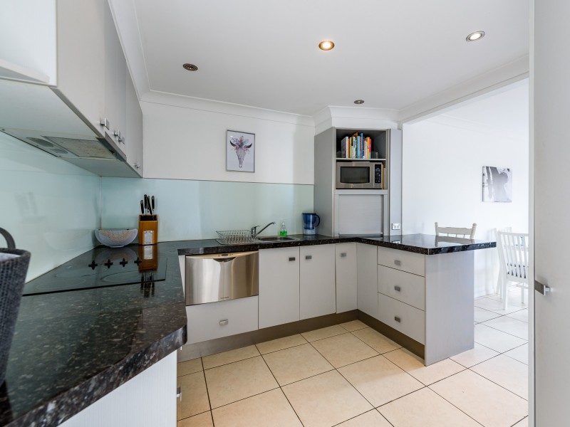 2/28 Errol Avenue, Paradise Point QLD 4216