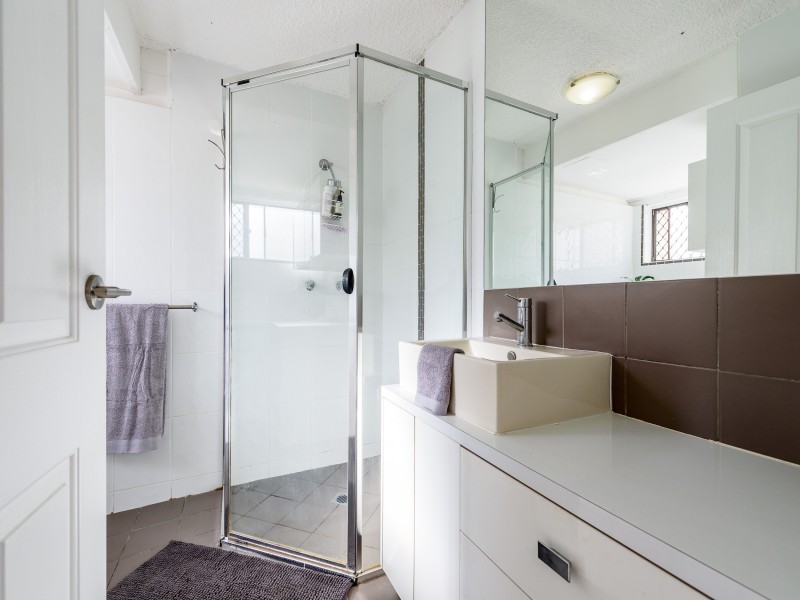 2/28 Errol Avenue, Paradise Point QLD 4216