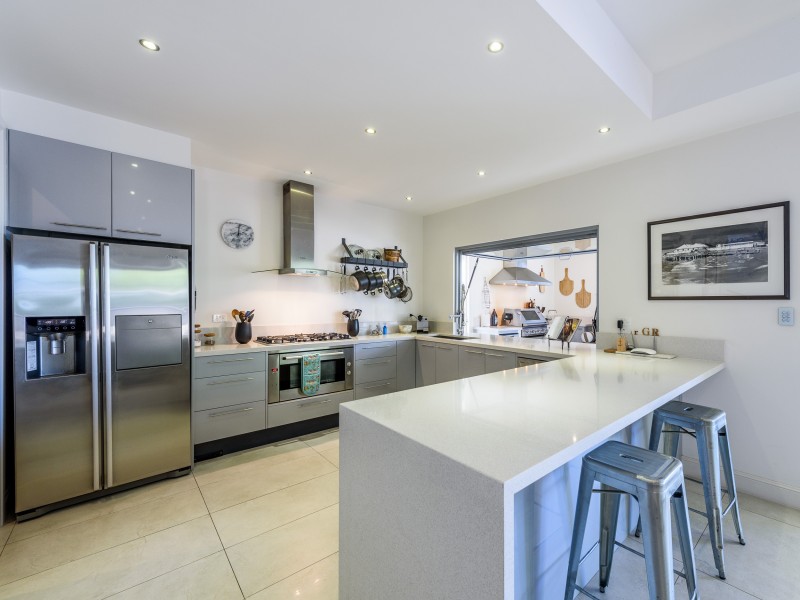 9 Plover Avenue, Paradise Point QLD 4216