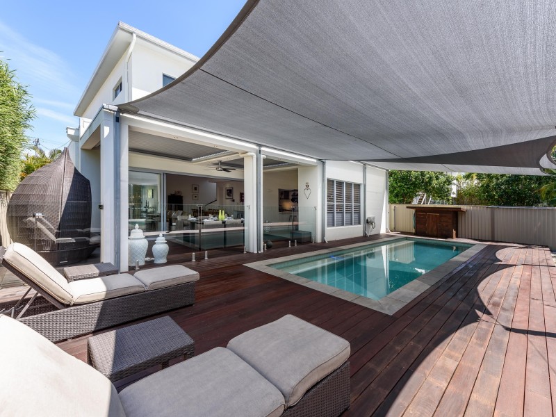 9 Plover Avenue, Paradise Point QLD 4216