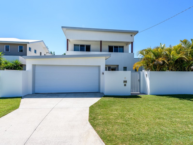 9 Plover Avenue, Paradise Point QLD 4216