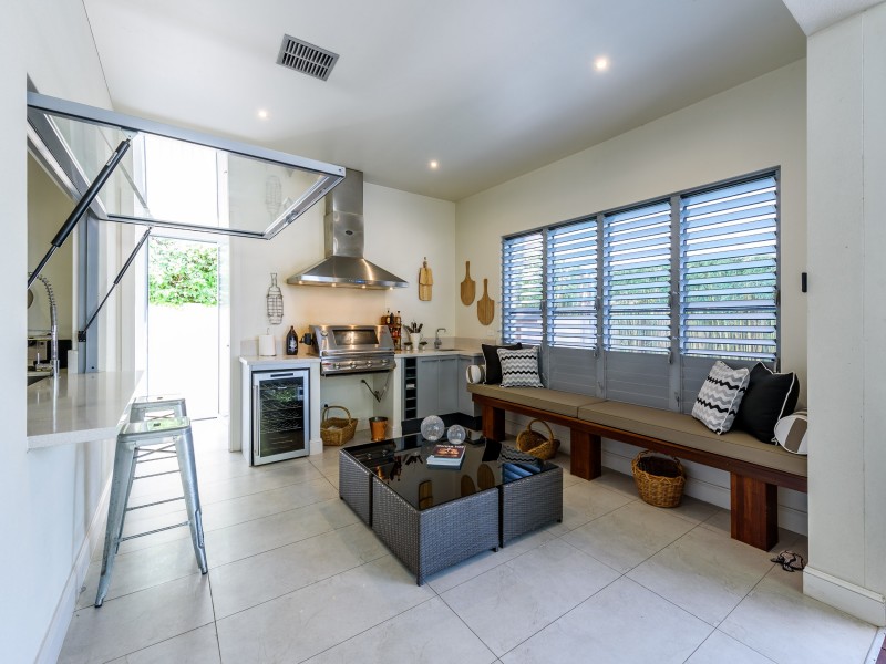 9 Plover Avenue, Paradise Point QLD 4216